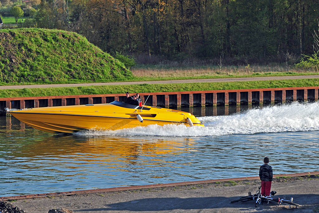 Speed Boating auf dem Hamm-Datteln-Kanal (D300, 75mm, 6.3, 1/500s) MHX 0425 A x