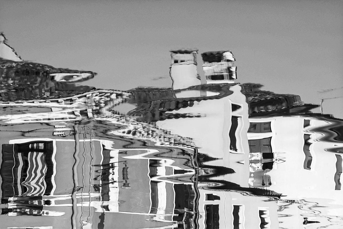 Spiegelungen von Burano-Häusern
