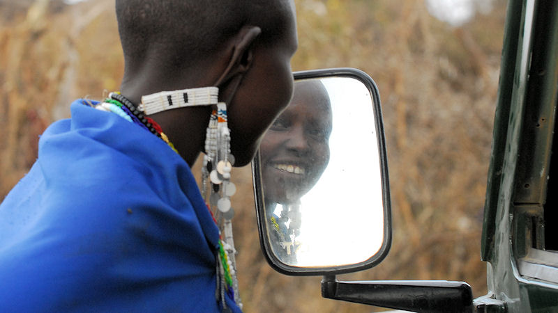Spieglein Spieglein am Land Rover,
sehe ich so aus?
Maasaifrau sieht sich zum ersten Mal im Spiegel.
0016