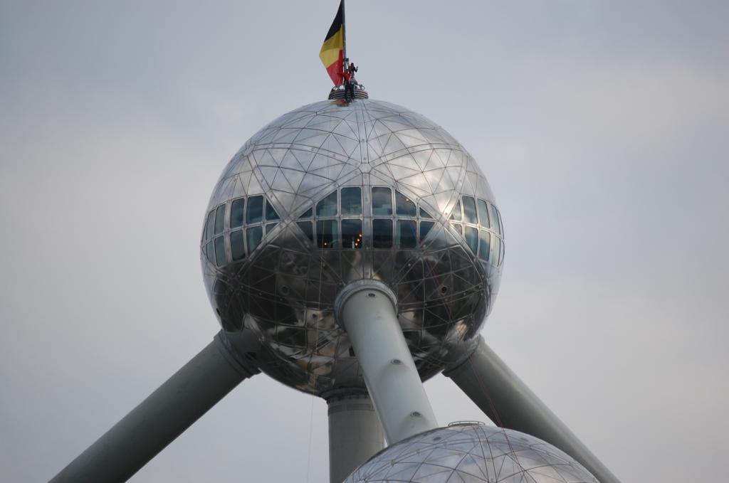Sprung vom Atomium in Brüssel