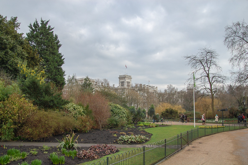 St. James Park
Eingang aus Richtung "Duke of York Memorial".
Sicht Richtung "Foreign &amp; Commonwealth Office".