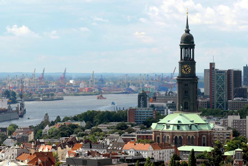 St. Michaeliskirche, Blick auf den Hamburger Hafen