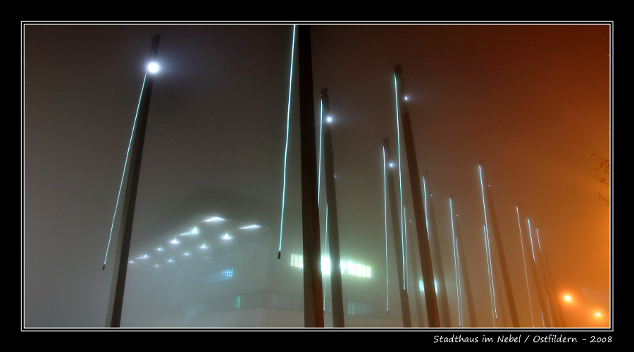 Stadthaus im Nebel
(Photo-Nachbearbeitung: Keine; ausschl. Ausschnitt&amp;Rahmen, GIMP)
