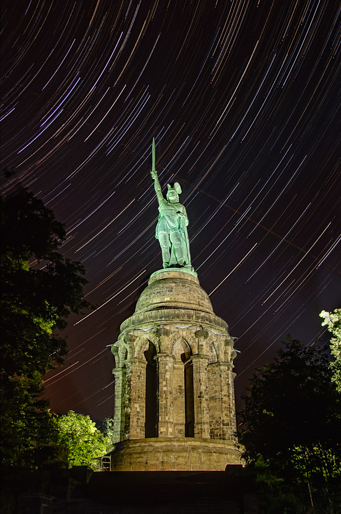 Startrails über dem Hermannsdenkmal