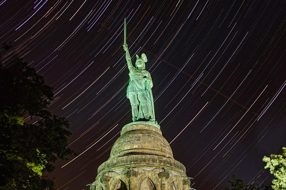 Startrails über dem Hermannsdenkmal