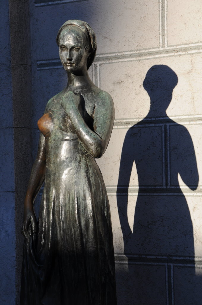 Statue 02