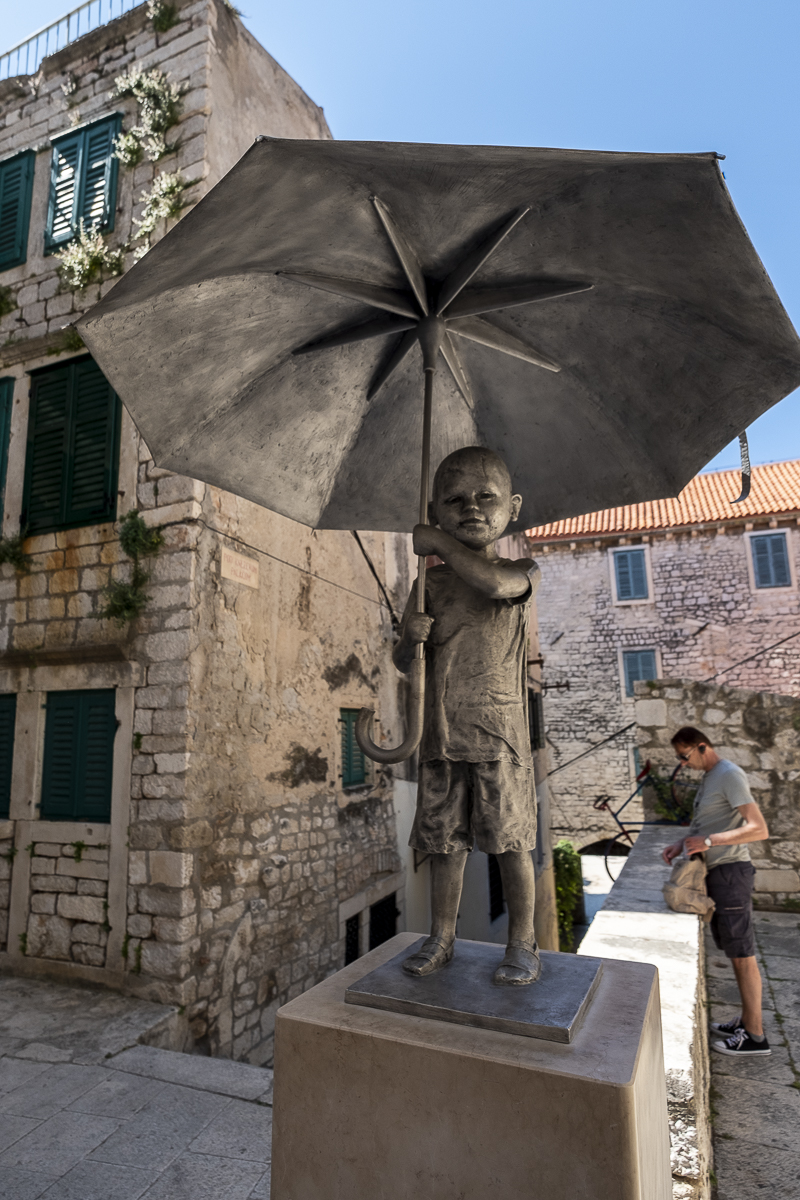 Statue Schirmjunge Sibenik.jpg