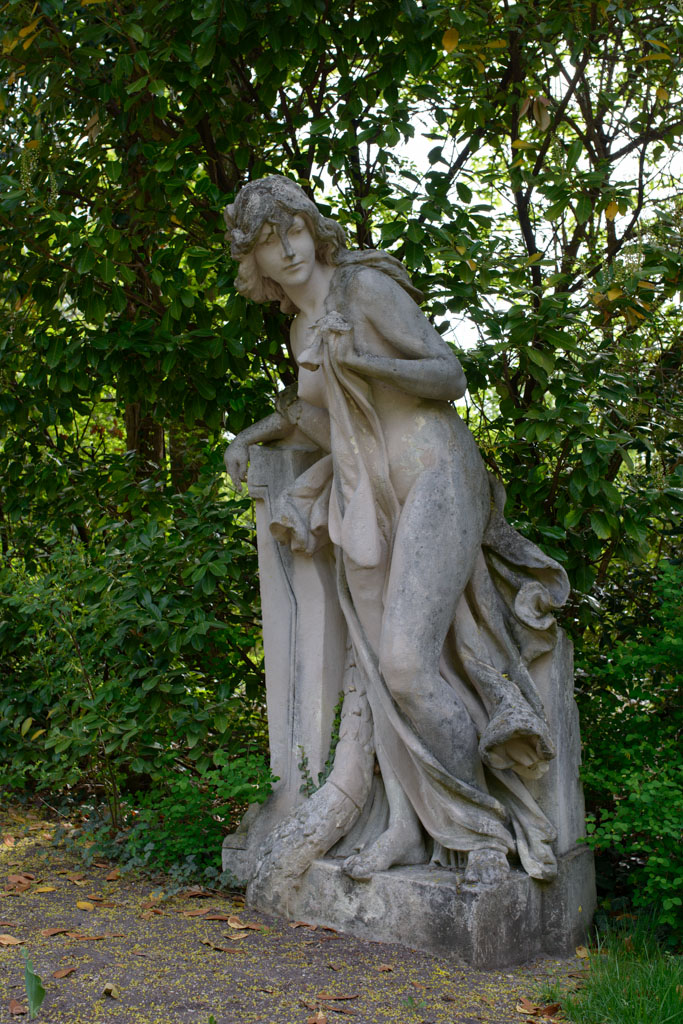 statue