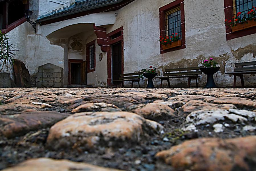 Stein an Stein