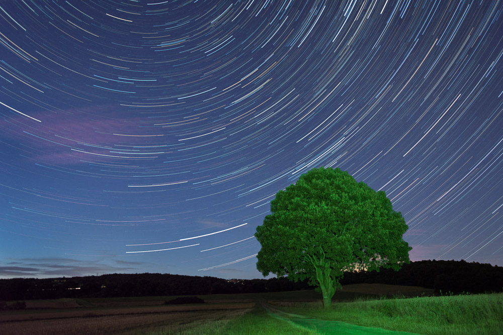 Sternenbahnen
aufgenommen im August Richtung Norden, bei Halbmond im Rücken, Startrails aus 159 Aufnahmen