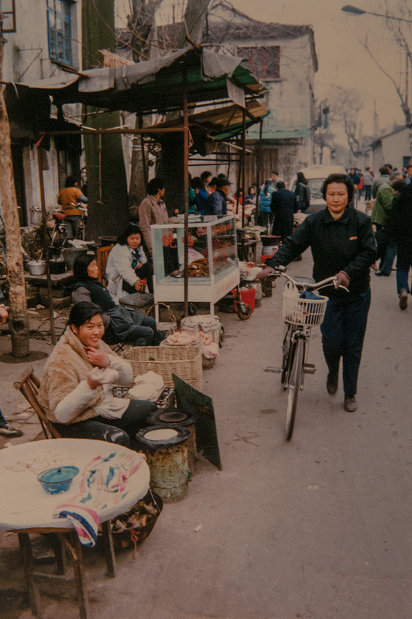 Straßenstände
Suzhou
China 1990
(mit einer Minox 35GT, abfotografiert vom Foto mit einer D300)