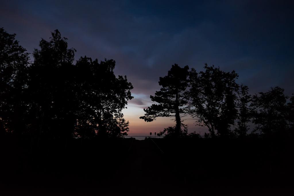Strandübergang bei Nacht