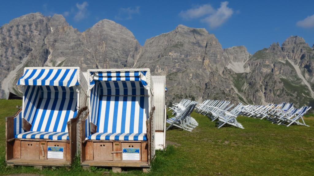 Strandkörbe auf 2000 Meter Höhe vor der Kulisse der "Stubaier Dolomiten"