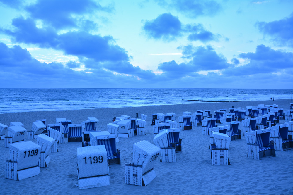 Strandkörbe auf Sylt in der blauen Stunde