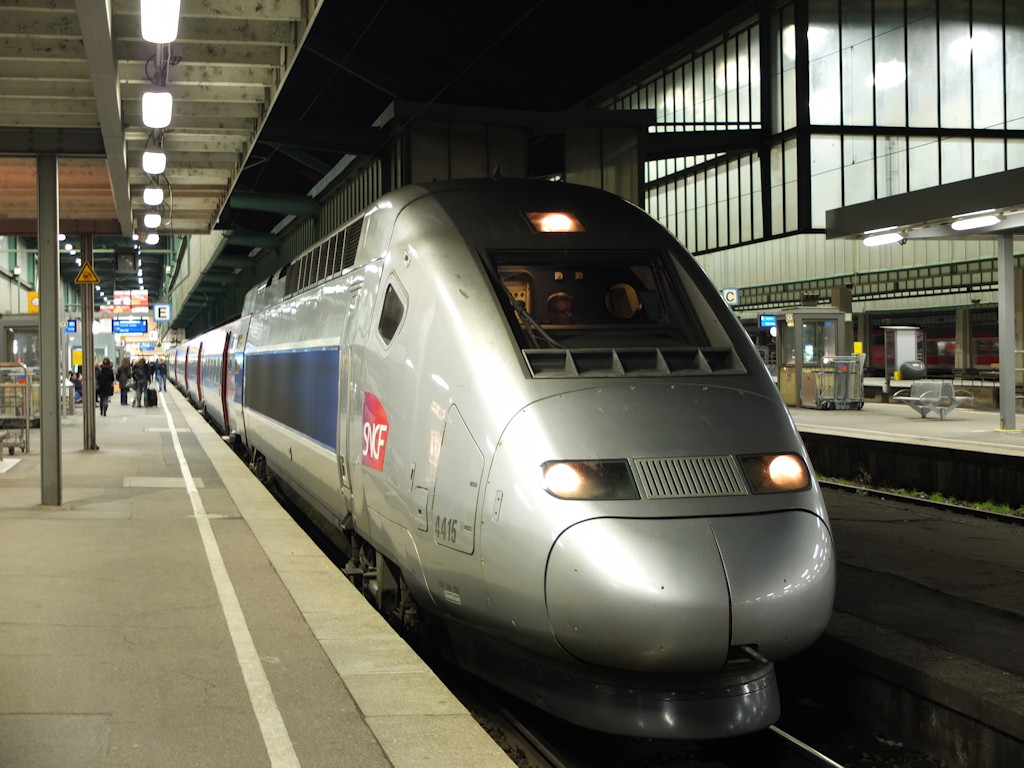 Stuttgart Hauptbahnhof, 3. Januar 2012, abends. Der TGV nach Paris steht abfahrbereit am Bahnsteig. 

Fuji X 10, ISO 100, Programmautomatik, Aufnahme 