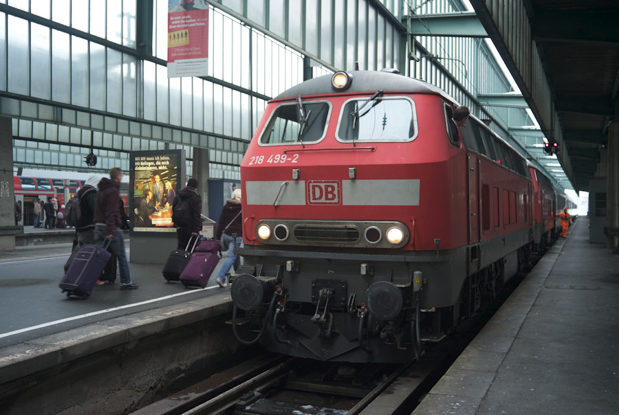 Stuttgart Hauptbahnhof, 31.12.2010. Die beiden 218er haben einen IC in Doppeltraktion von Oberstdorf über Ulm nach Stuttgart geschleppt. Ab Stuttgart 