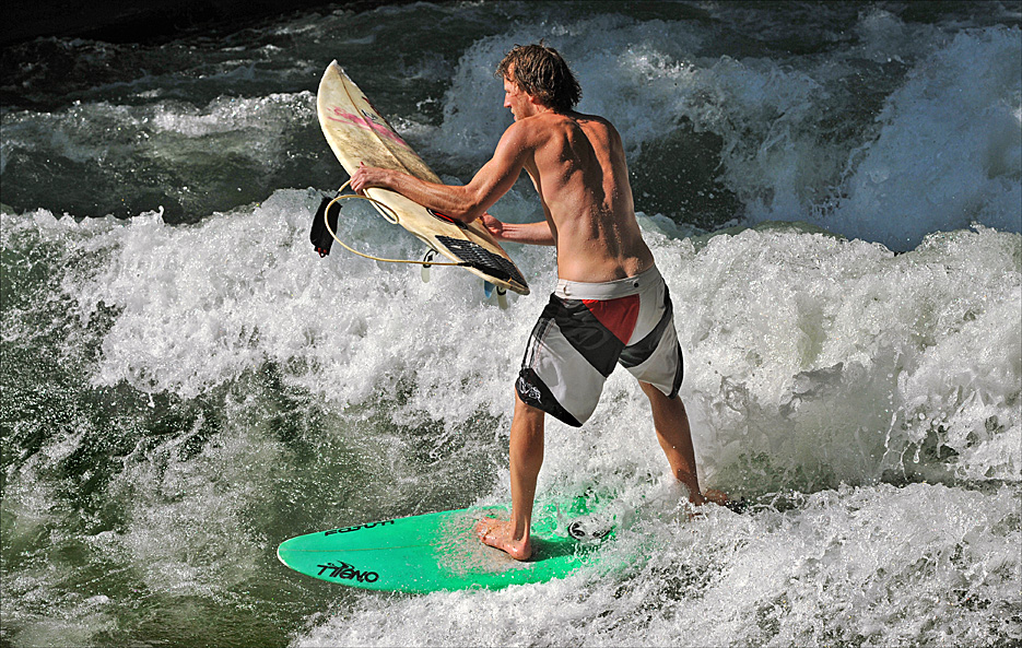 surfer mit 2 bretter