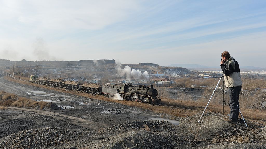 SY0770 schiebt einen Aschezug auf die Abraumhalde
in Fuxin
4156