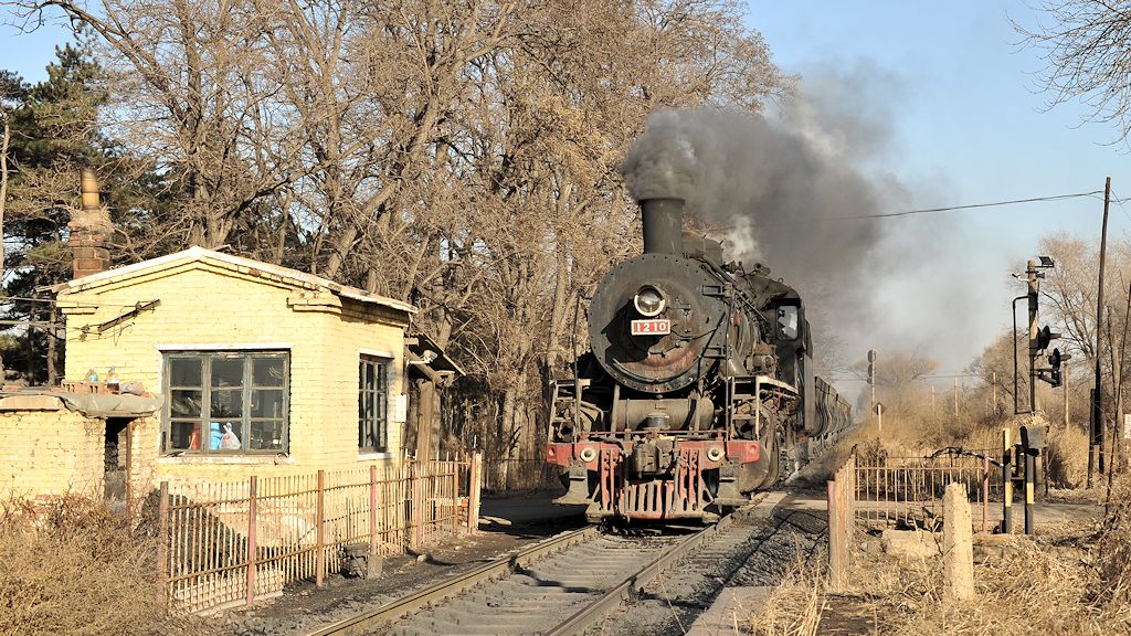 SY1210 an einen Bahnübergang bei Xiudaoukou
2336