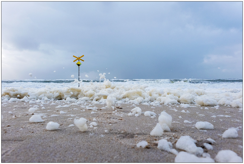 Sylt – Meeresschaum am Strand von Westerland aus der Froschperspektive