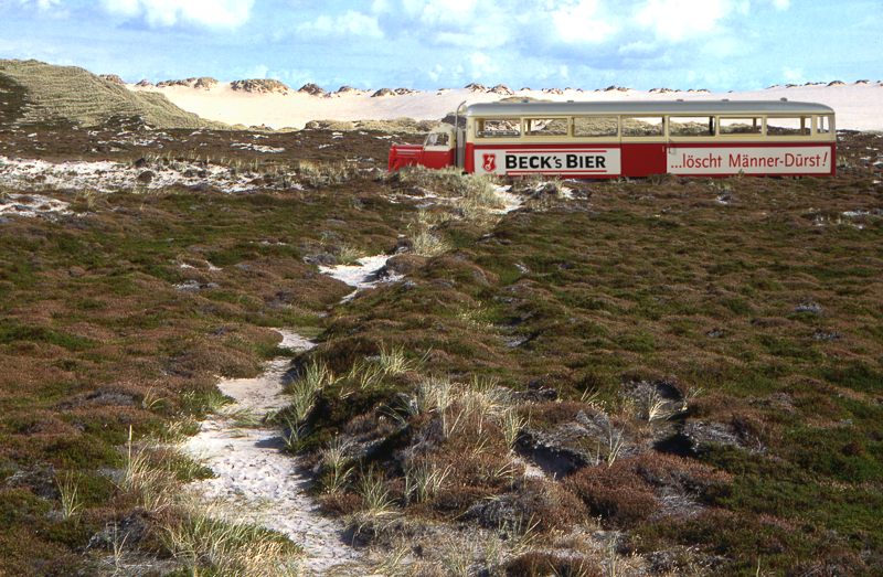 Sylt+Borgw Zug 2f: Brekina-Modell "Sylter Inselbahn" in die Dünen von Nord-Sylt versetzt.