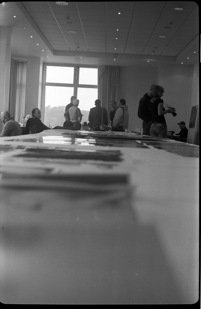 Szene aus der Bilderpräsentation, Mitgliedertreffen Usedom 2012

Kamera: Agfa Isolar 408 - Baujahr 1928
Film: Kodak Tri-X belichtet auf ISO 200
Entwic
