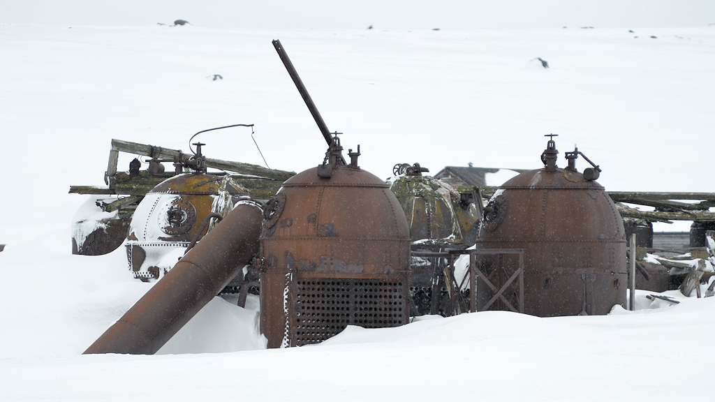 Töpfe in denen das Walöl ausgekocht wurde
Deception Island
8657