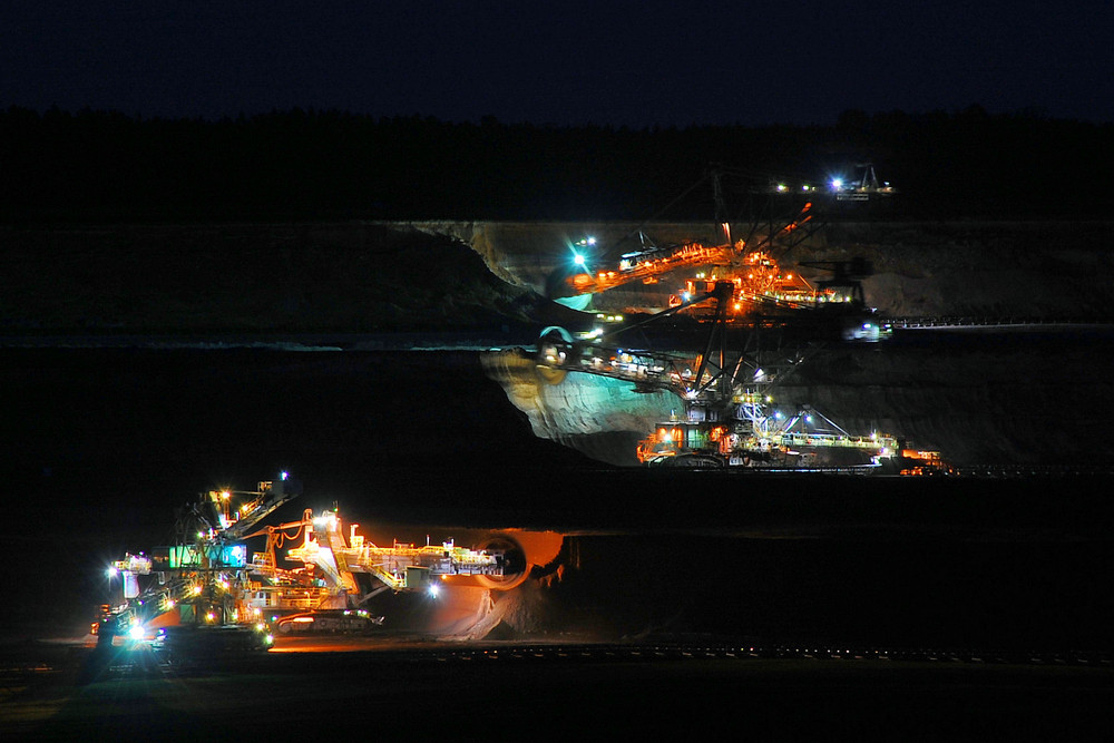 Tagebau bei Nacht
Langzeitbelichtung 8s, Nikon D40

Bewegungsunschärfen, da sich die Geräte bei der Arbeit nun mal bewegen....