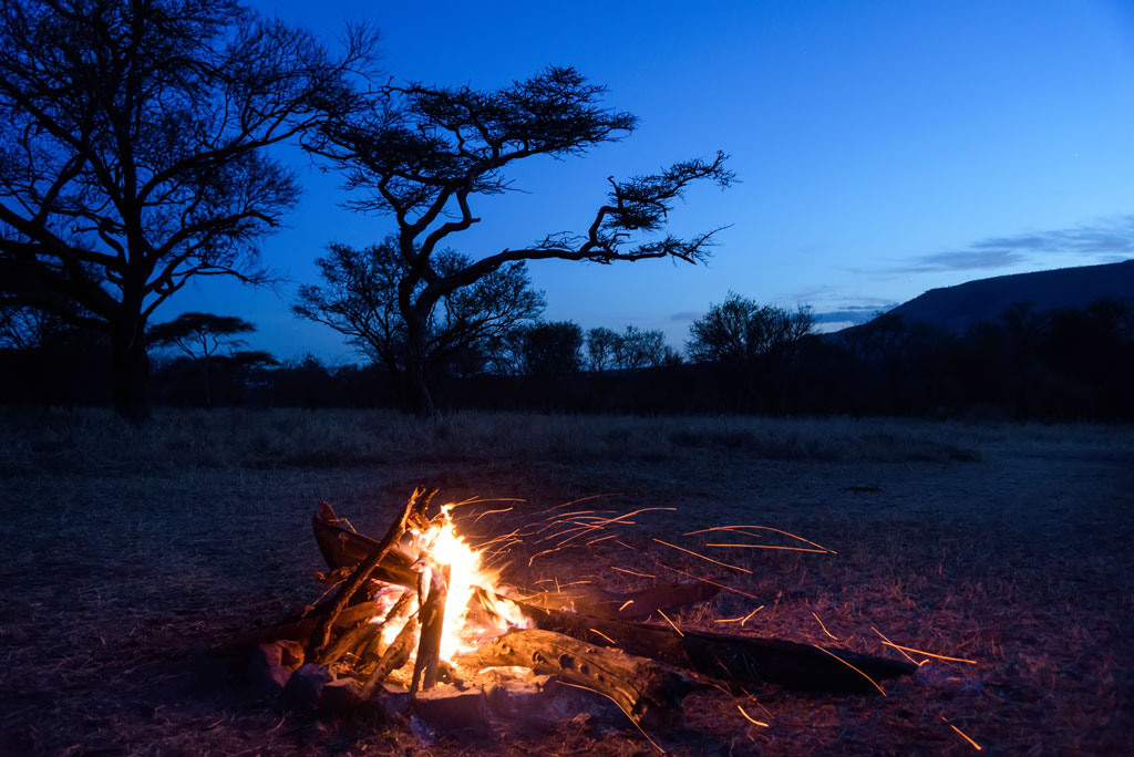 tansania serengeti camp lagerfeuer