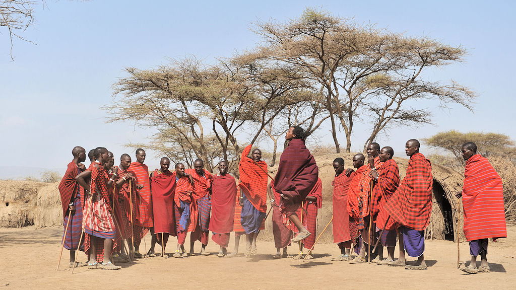 Tanzdarbietung in einen Massaidorf (Boma)
zwischeh Serengeti und Ngorongoro Hochland
3262