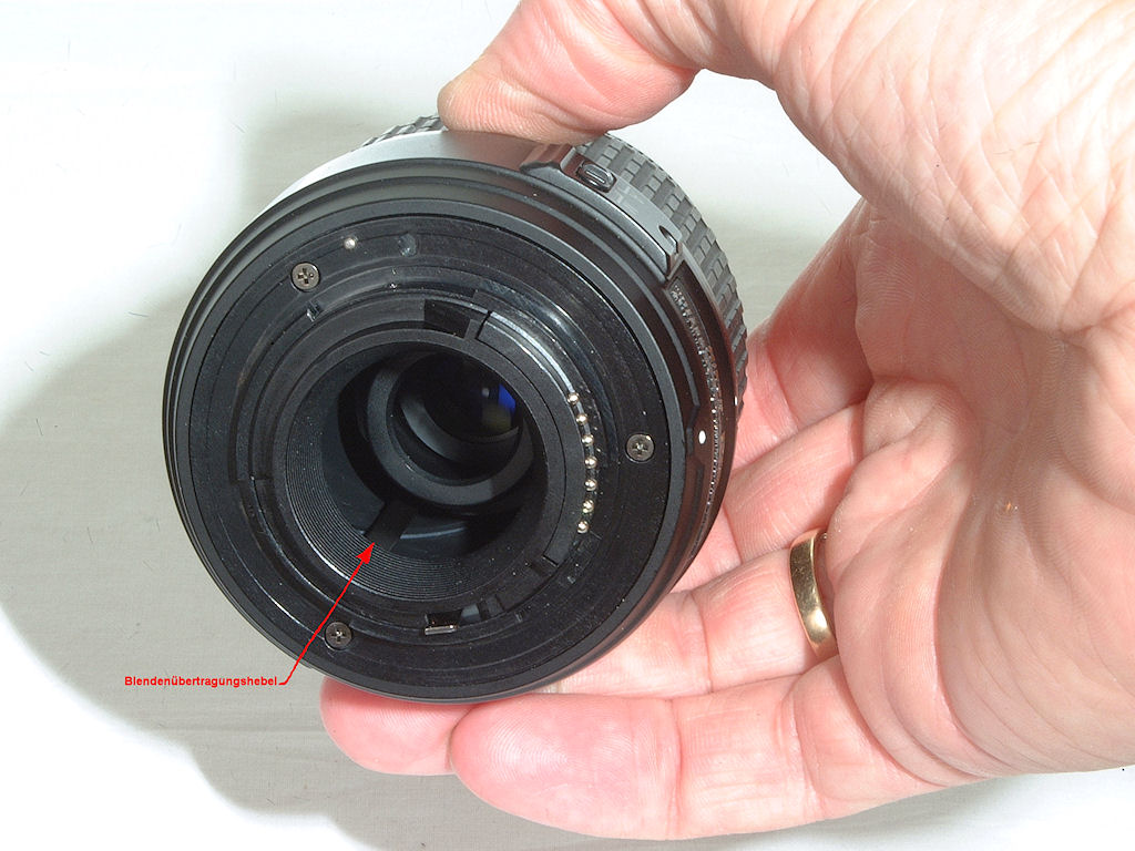 Tausch des Kunststoff-Bajonetts an einem AF-S DX Nikkor:
10.) Wenn der Blendenübertragungshebel nur leicht verbogen ist (im Foto rot bepfeilt), kann m