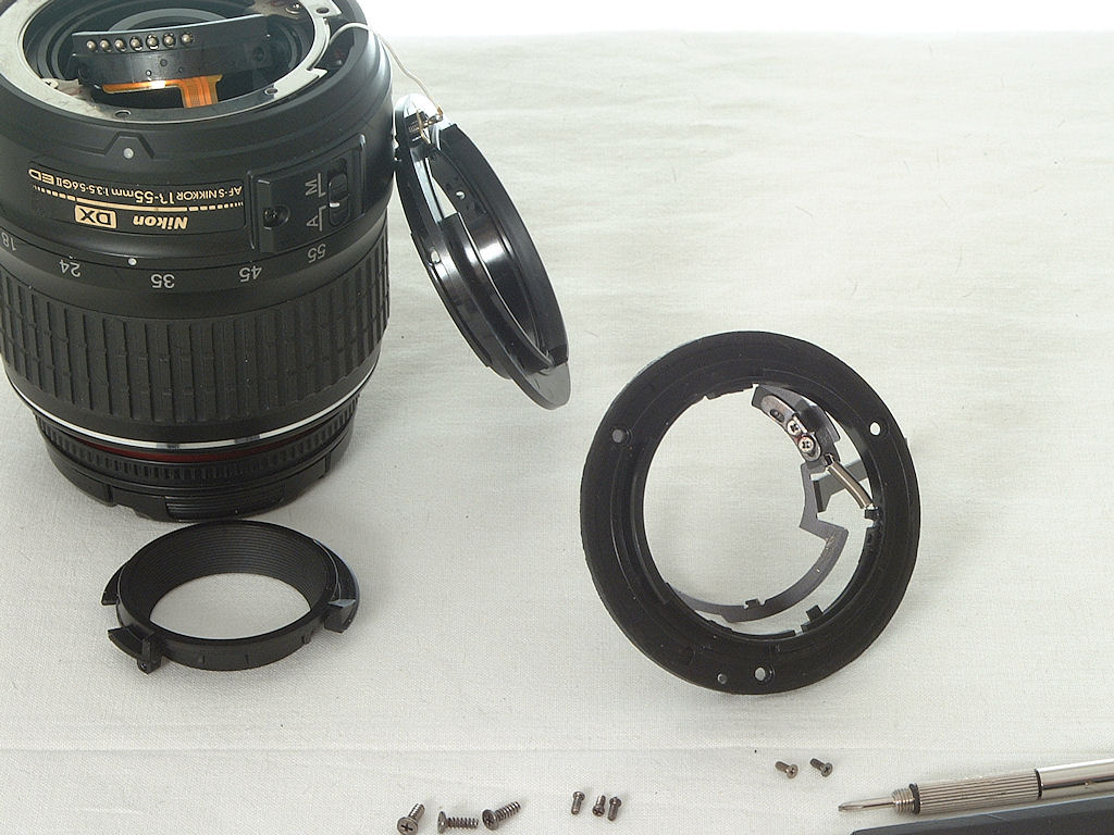 Tausch des Kunststoff-Bajonetts an einem AF-S DX Nikkor:
5.) den Blendenmechanik-Ring durch 1/4 Umdrehung aus dem alten Bajonett lösen und die daran b
