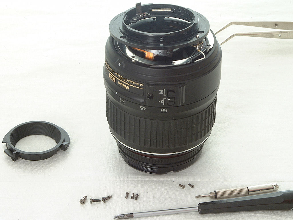 Tausch des Kunststoff-Bajonetts an einem AF-S DX Nikkor:
7.) das neue Bajonett aufsetzen und dabei darauf achten, dass der Blendenbetätigungshebel in 