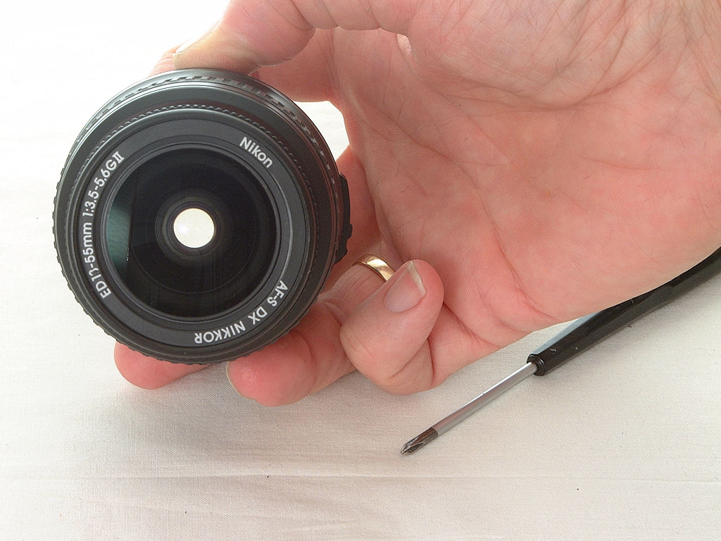 Tausch des Kunststoff-Bajonetts an einem AF-S DX Nikkor:
9.) das Objektiv auf die längste Brennweite einstellen (hier: 55 mm) und mit dem Zeigefinger 