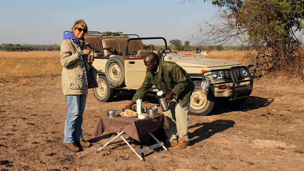 Tea time
Frühstückspause in den Busanga Plains.
Das Auto ist ein Mahinda Bolero Turbo aus Indien
2697