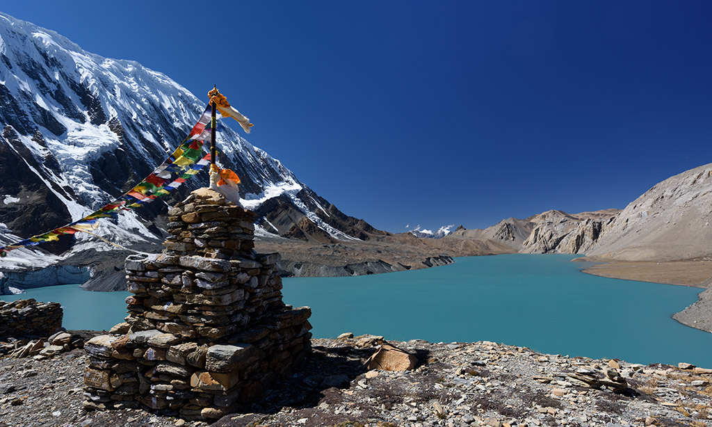Tilicho See mit Gebetsfahnen 02 klein