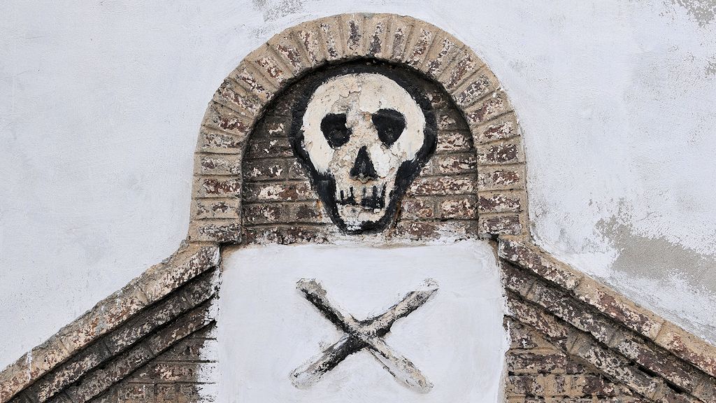 Totenkopf über dem Eingang zum Kerker für die Sklaven
3510