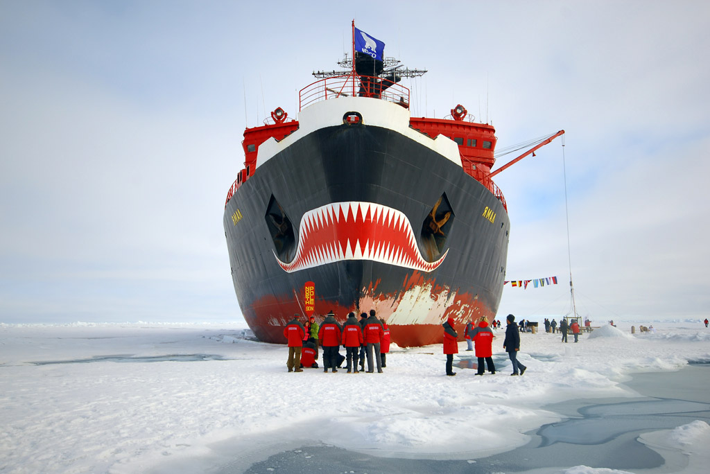 Touristen vor dem Haifisch-Maul der Yamal am Nordpol