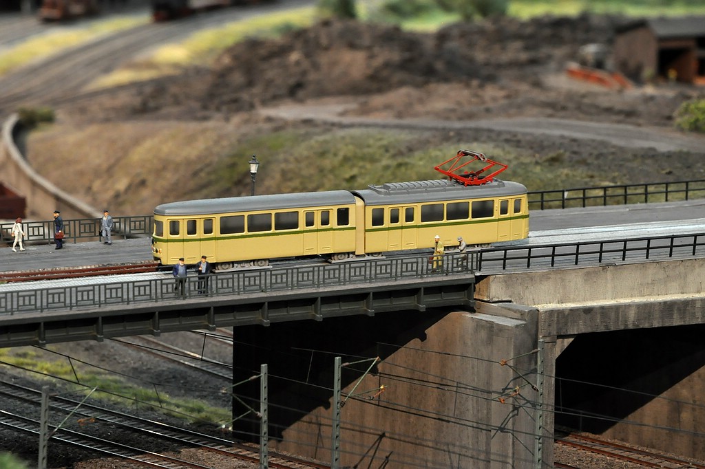 Tram auf Bruecke