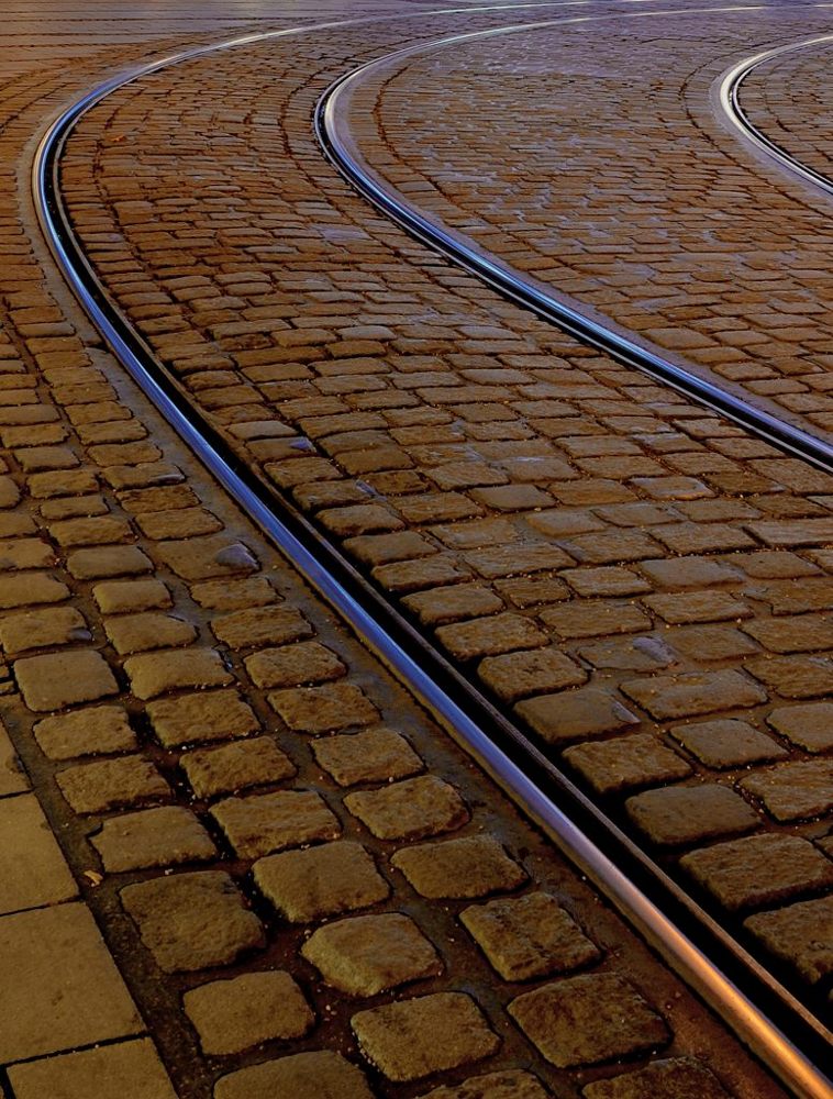 Trambahnschienen bei Nacht