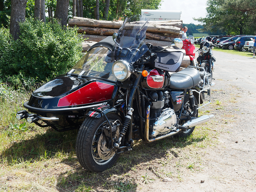 Triumph Bonneville T100 Gespann.jpg