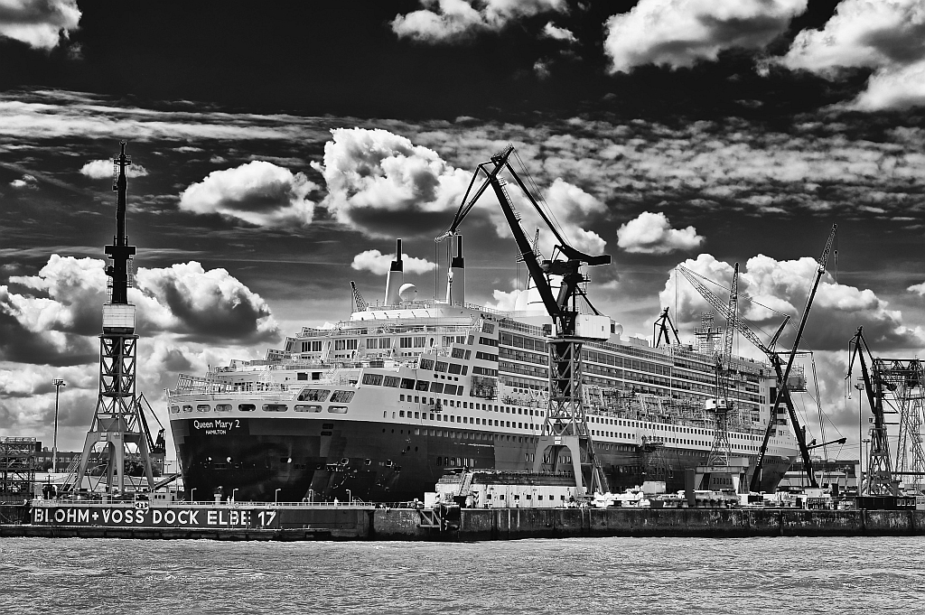 TS7 6732 DxO k v QM2 im Trockendock