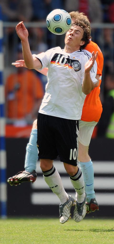 U17 Finale 2009
Foul an Mario Götze, der anschließende Freistoß bringt den Siegtreffer für die deutsche Elf