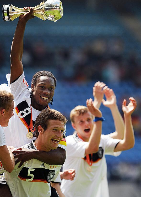 U17 Finale 2009
Kapitän Reinhold Yabo mit dem Cup auf den Schultern von Shkodran Mustafi