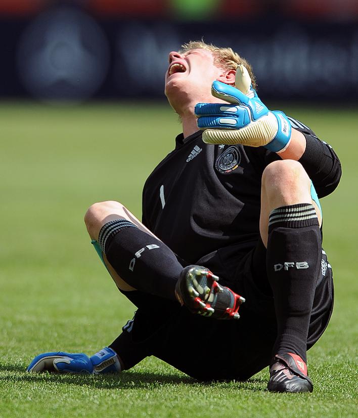 U17 Fußball EM Endspiel 2009
Deutschland-Niederlande
Torhüter Marc-André ter Stegen (D) gefoult