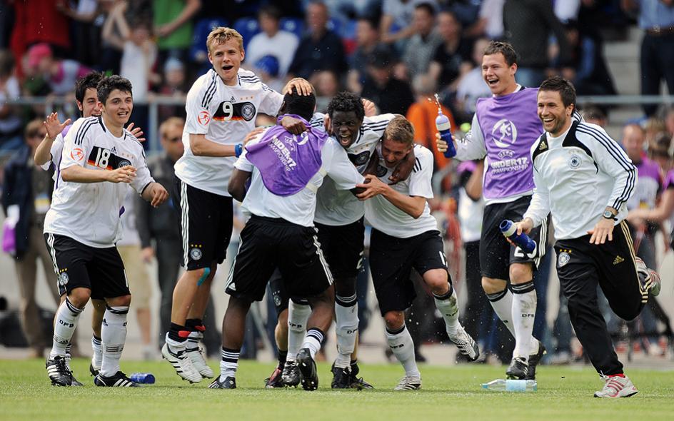 U17 Fußball EM Endspiel 2009
Deutschland-Niederlande
Unbändige Freude nach dem Abpfiff beim deutschen Team