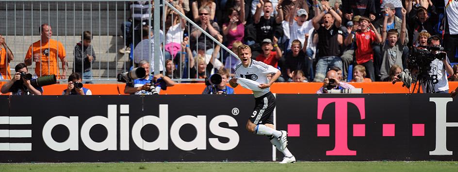 U17 Fußball Europameisterschaft 2009
Lennart Thy erzielt den 1:1-Ausgleich für die deutsche Mannschaft
