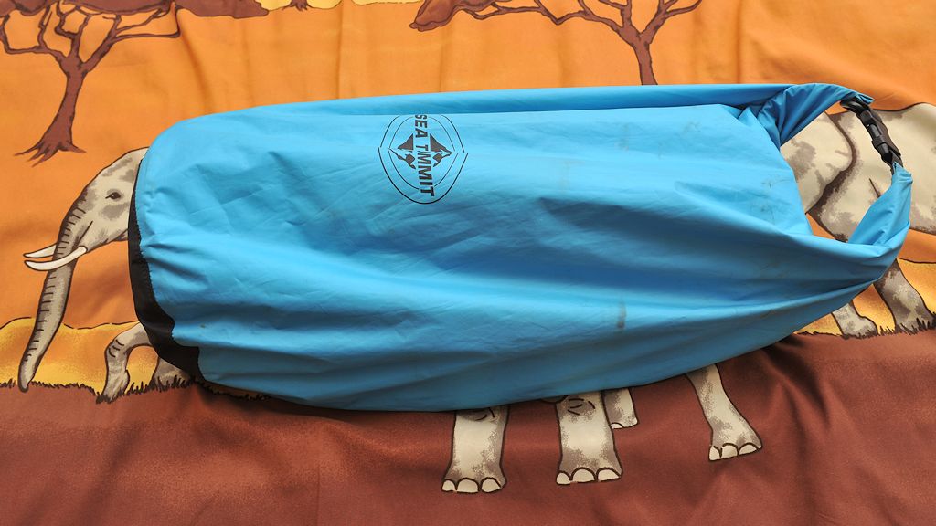und so sieht es verpackt aus.
Die Öffnung wird eingerollt und der Veschluss zusammengesteckt. Es ist dann auch gleich ein Handgriff.
Der Stativfuß die
