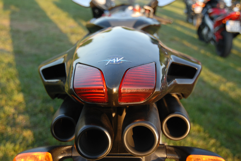 Und so sieht sie von hinten aus, wenn sie Dich überholt hat.

Die F4 1000 SENNA ist ein Motorrad der Kategorie Superbikes des italienischen Hersteller