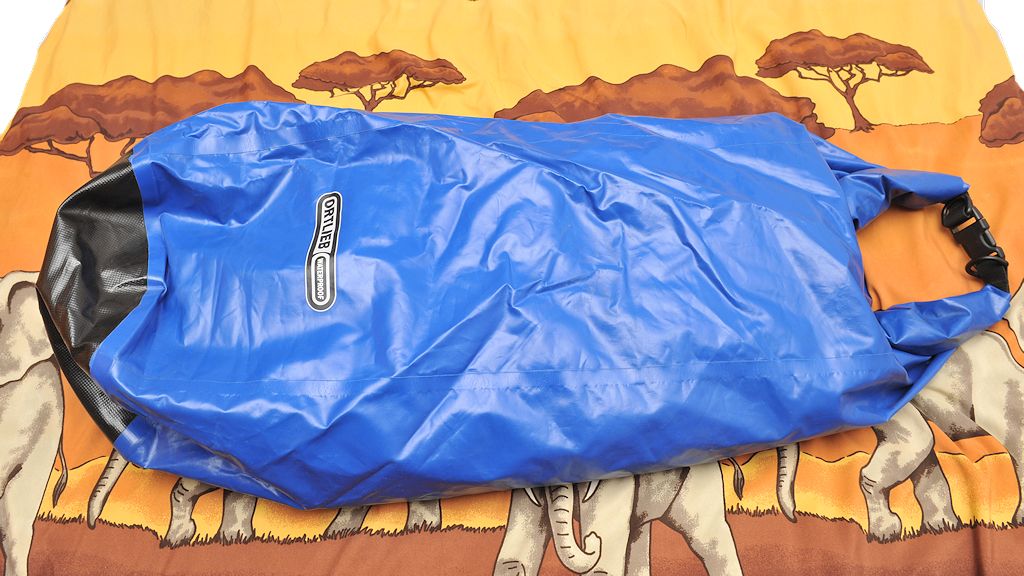 uns so sieht es verpackt aus.
Der Beutel ist nicht tauchfähig, hält aber auch mal
einen Wasserschwall ab.
Eine spontane Reise im Kinderschlauchboot du